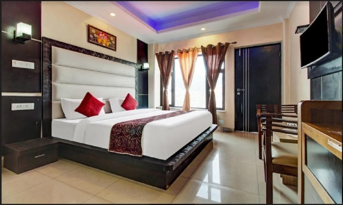 Uphill Courtyard Family Suites for 1 to 6 People on Hilltop