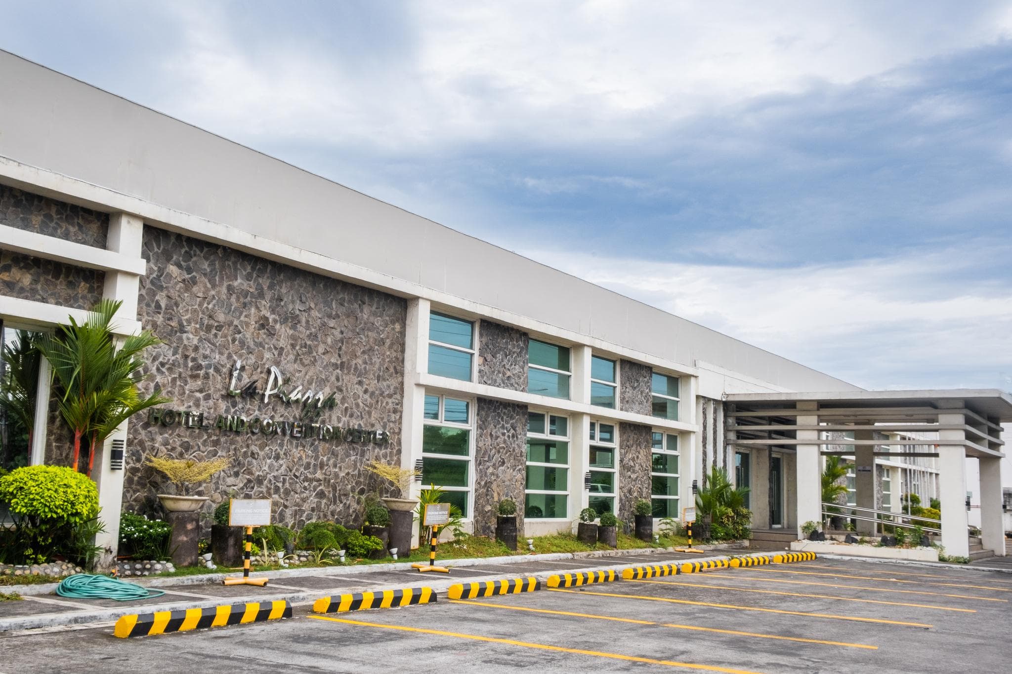 La Piazza Hotel and Convention Center