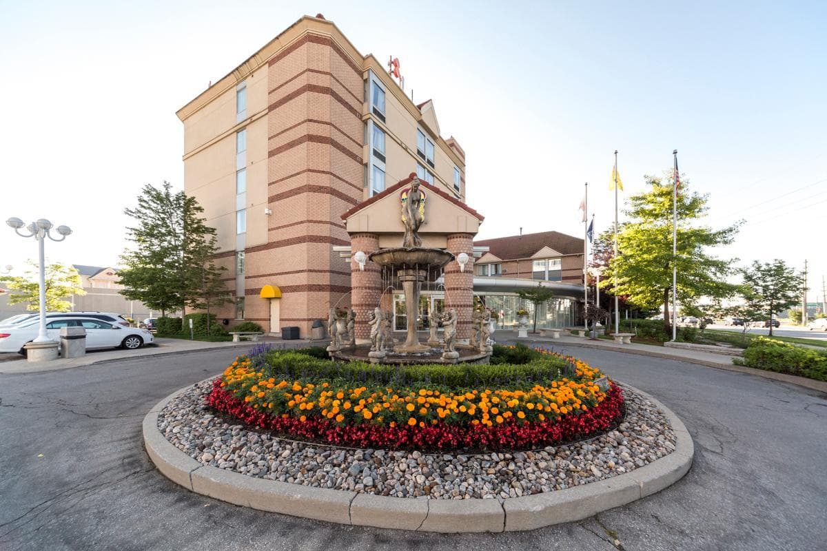 Monte Carlo Inn Airport Suites