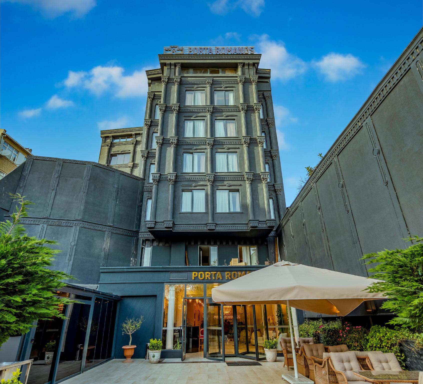 Porta Romanos Hotel