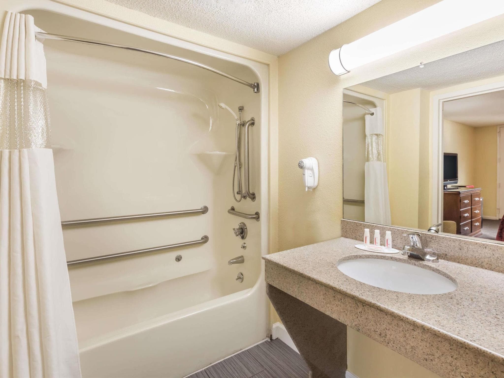 Days Inn by Wyndham College Park Airport Best Road